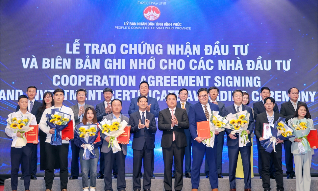 Lãnh đạo Vĩnh Phúc trao giấy chứng nhận đầu tư và thỏa thuận hợp tác cho nhà đầu tư trong và ngoài nước.