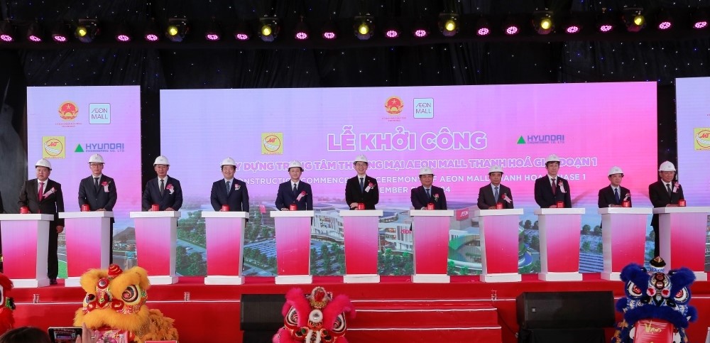 Các đại biểu thực hiện nghi lễ khởi công
