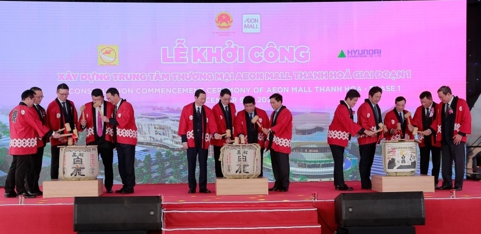 Nghi thức đập rượu theo truyền thống Nhật Bản để chúc dự án thành công tốt đẹp