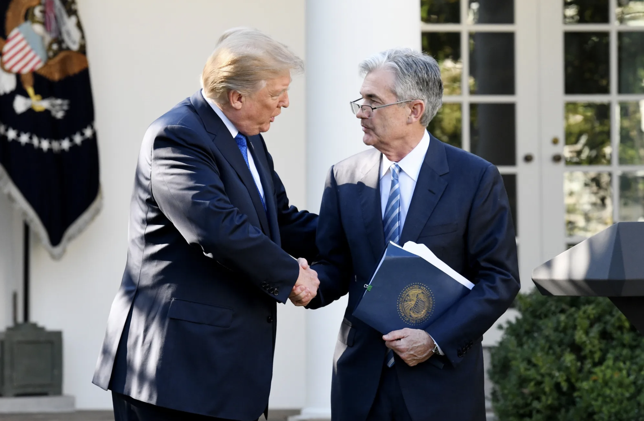 Tổng thống Mỹ Donald Trump (trái) và Chủ tịch Fed Jerome Powell trong nhiệm kỳ cầm quyền đầu tiên của ông Trump - Ảnh: Bloomberg.