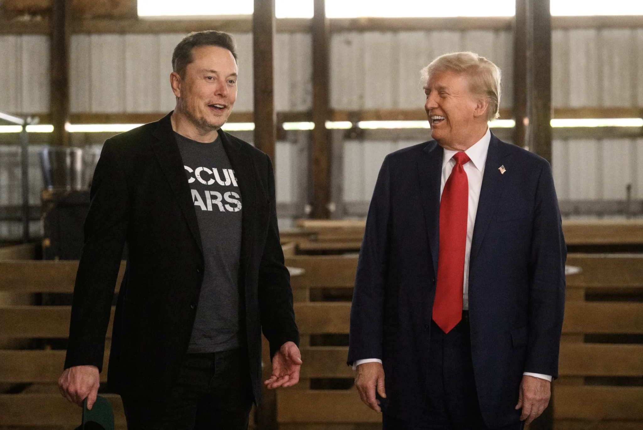 Tỷ phú Elon Musk (trái), người giàu nhất thế giới, và Tổng thống đắc cử Donald Trump - Ảnh: Bloomberg.