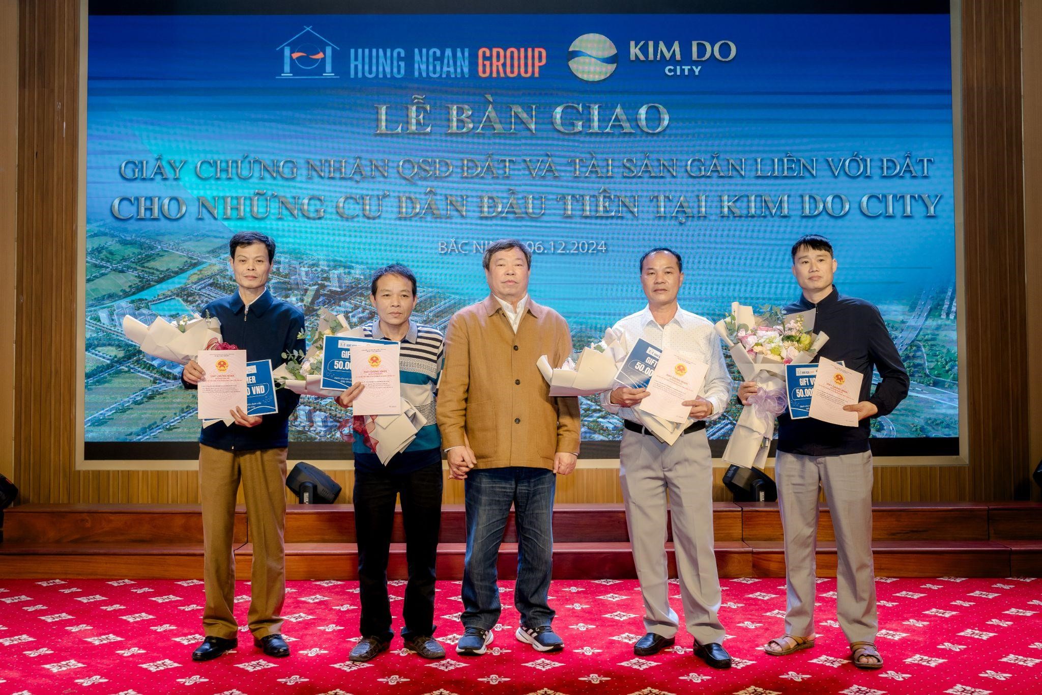 Lễ b&agrave;n giao giấy chứng nhận quyền sử dụng đất, quyền sở hữu t&agrave;i sản gắn liền với đất cho c&aacute;c cư d&acirc;n đầu ti&ecirc;n tại Kim Do City.