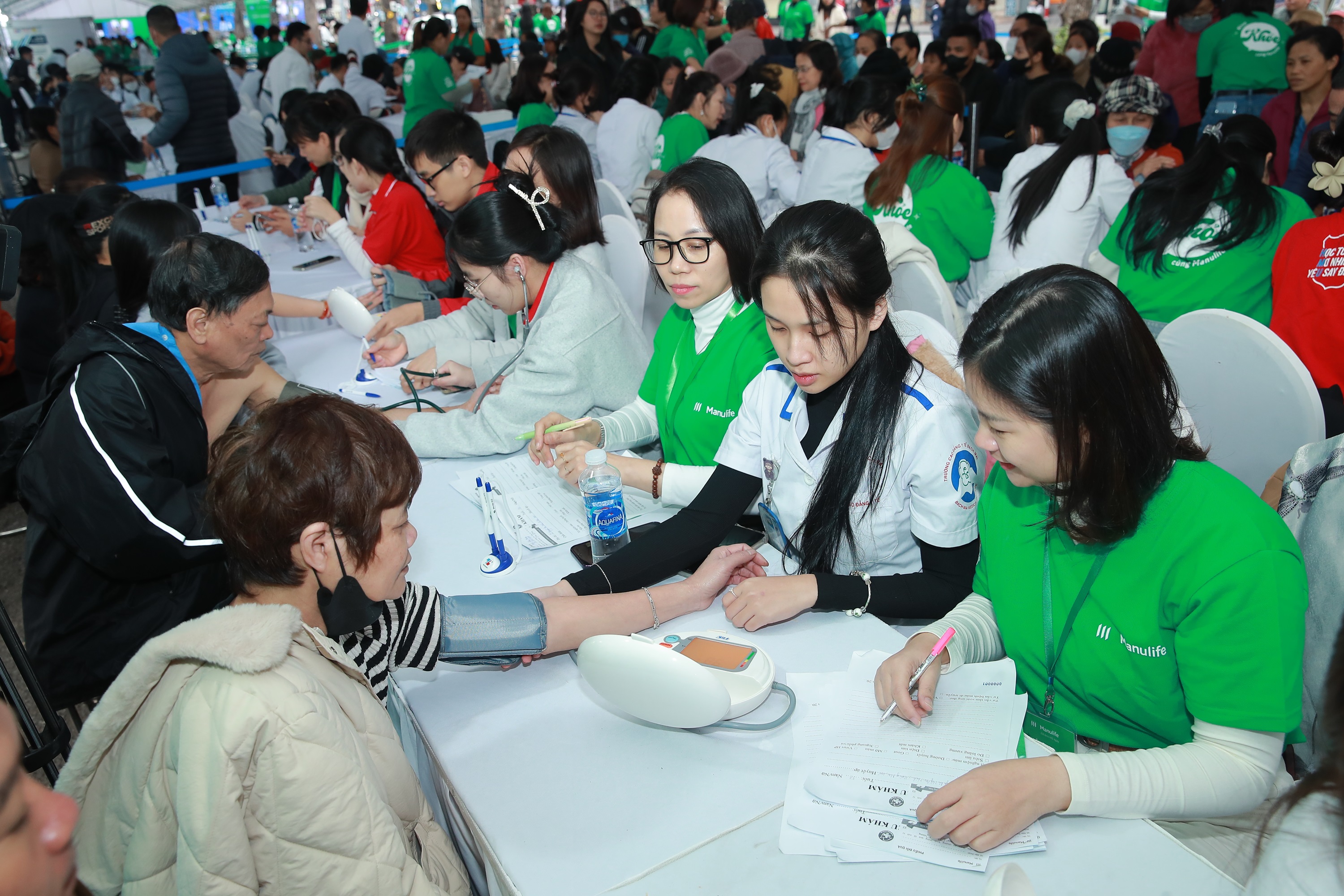 Người dân Thủ đô được thực hiện nhiều bước khám bệnh trong chương trình. Ảnh Hiền Trinh