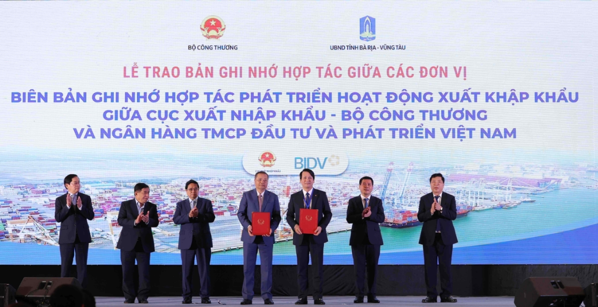 Ông Trần Long - Phó Tổng giám đốc BIDV và ông Nguyễn Anh Sơn - Cục trưởng Cục Xuất nhập khẩu - trao biên bản ghi nhớ hợp tác.