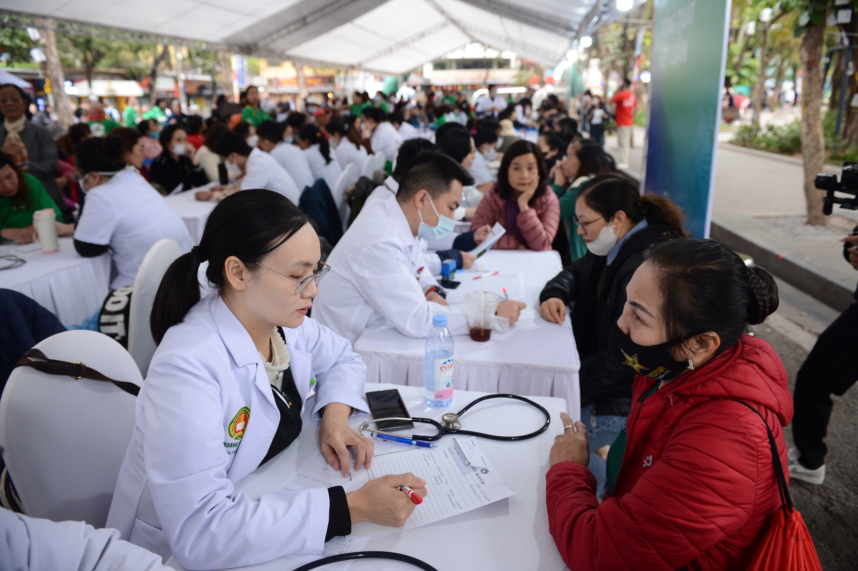 Sau các bước khám bệnh, bác sĩ tư vấn thông tin sức khỏe và kê đơn thuốc cho người dân. Ảnh Hiền Trinh.