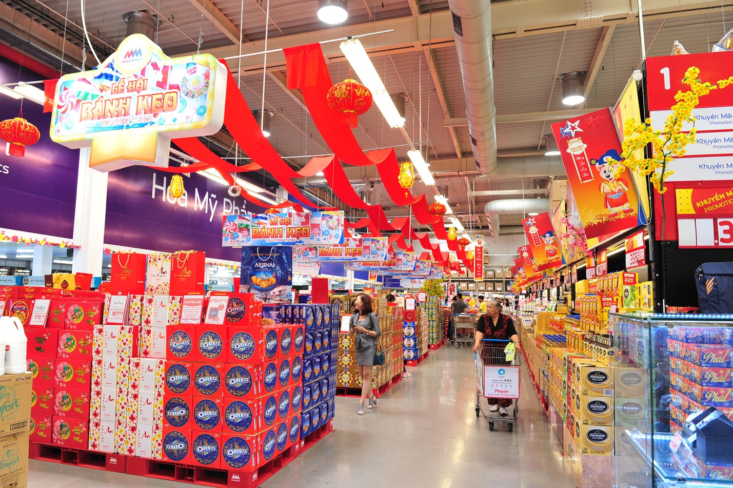 Giỏ quà Tết 2025 được tăng cường phong phú chủng loại sản phẩm mới lạ bên cạnh những nhóm mặt hàng truyền thống.