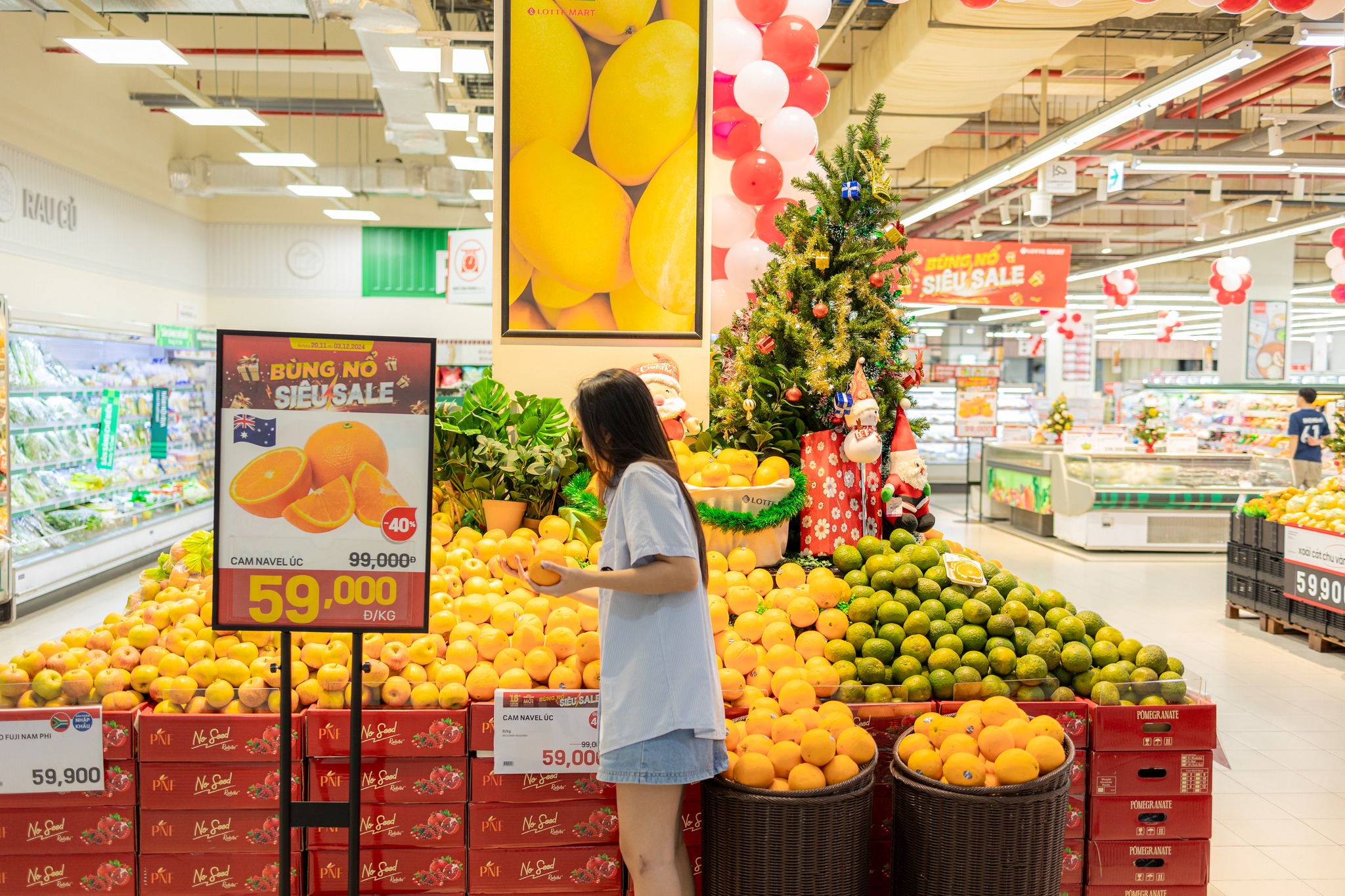 Nhóm mặt hàng thiết kế trong giỏ quà Tết năm nay chủ yếu là hàng hóa tiêu dùng thiết yếu như giỏ quà sức khỏe, giỏ quà trái cây, rau củ, quả...
