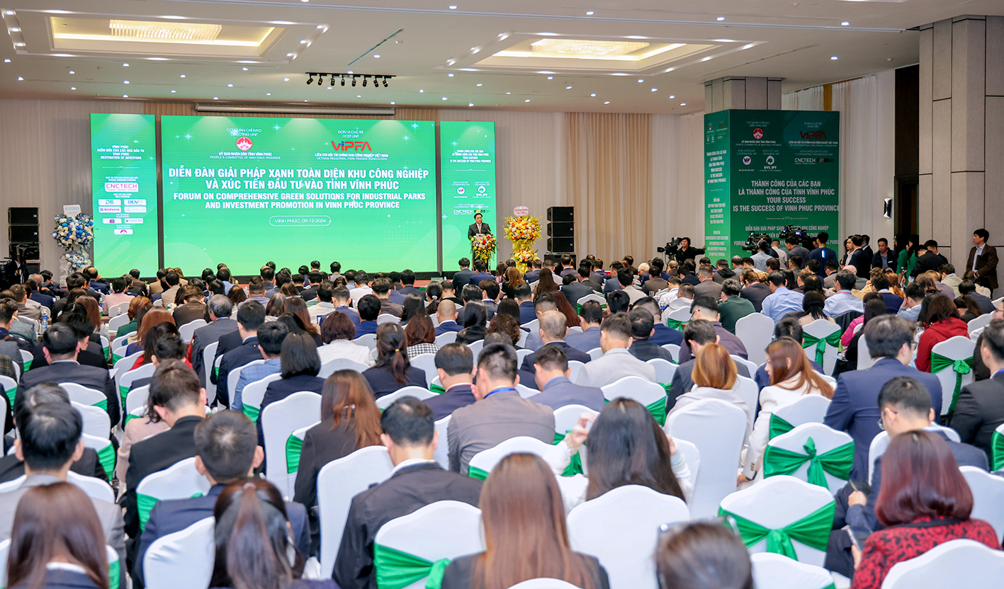 Toàn cảnh diễn đàn. 