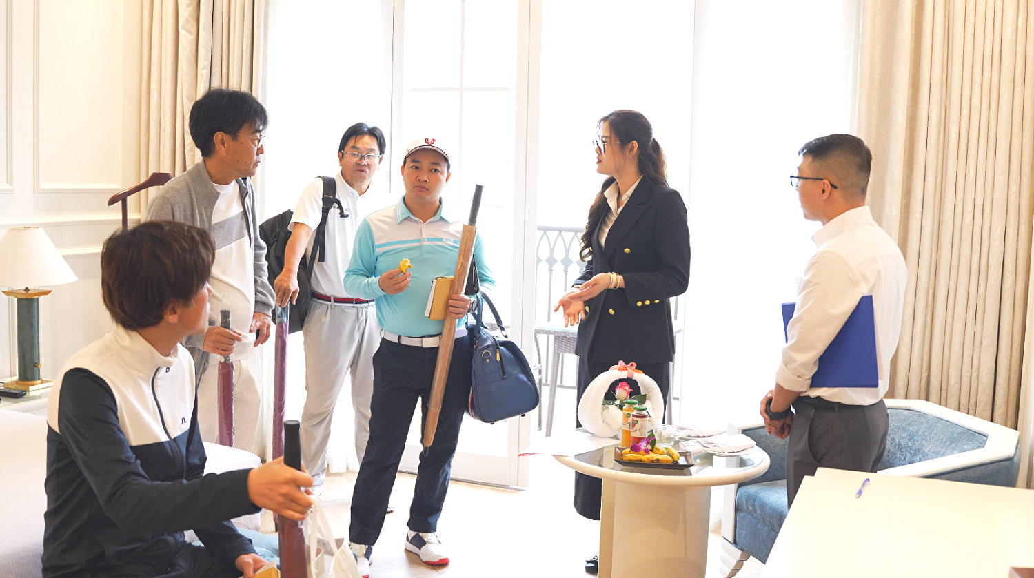 Các gôn thủ nước ngoài hào hứng khi tham quan phòng lưu trú tại khách sạn Legend Valley Hotel.