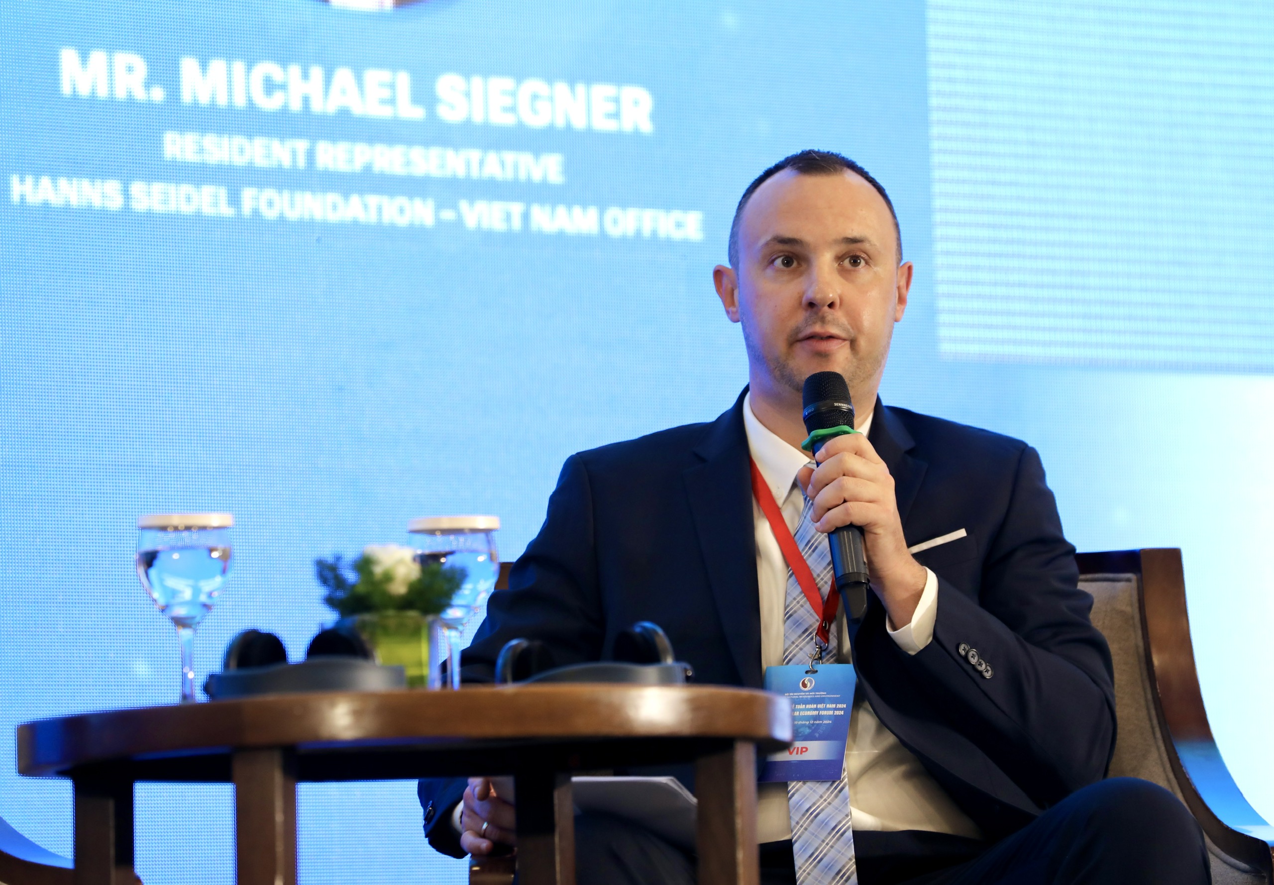 Ông Michael Siegner, Trưởng Đại diện, Tổ chức Hanns Seidel (HSF) tại Việt Nam chia sẻ tại Diễn đàn Kinh tế tuần hoàn Việt Nam lần thứ 3 (năm 2024) với chủ đề “Thúc đẩy nền kinh tế tuần hoàn tại Việt Nam - Từ Kế hoạch đến hành động” 