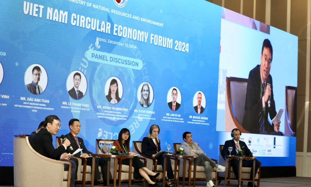 Các chuyên gia thảo luận tại Diễn đàn Kinh tế tuần hoàn Việt Nam lần thứ 3 (năm 2024) với chủ đề “Thúc đẩy nền kinh tế tuần hoàn tại Việt Nam - Từ Kế hoạch đến hành động” tổ chức vào ngày 10/12/2024. Ảnh: Việt Dũng.