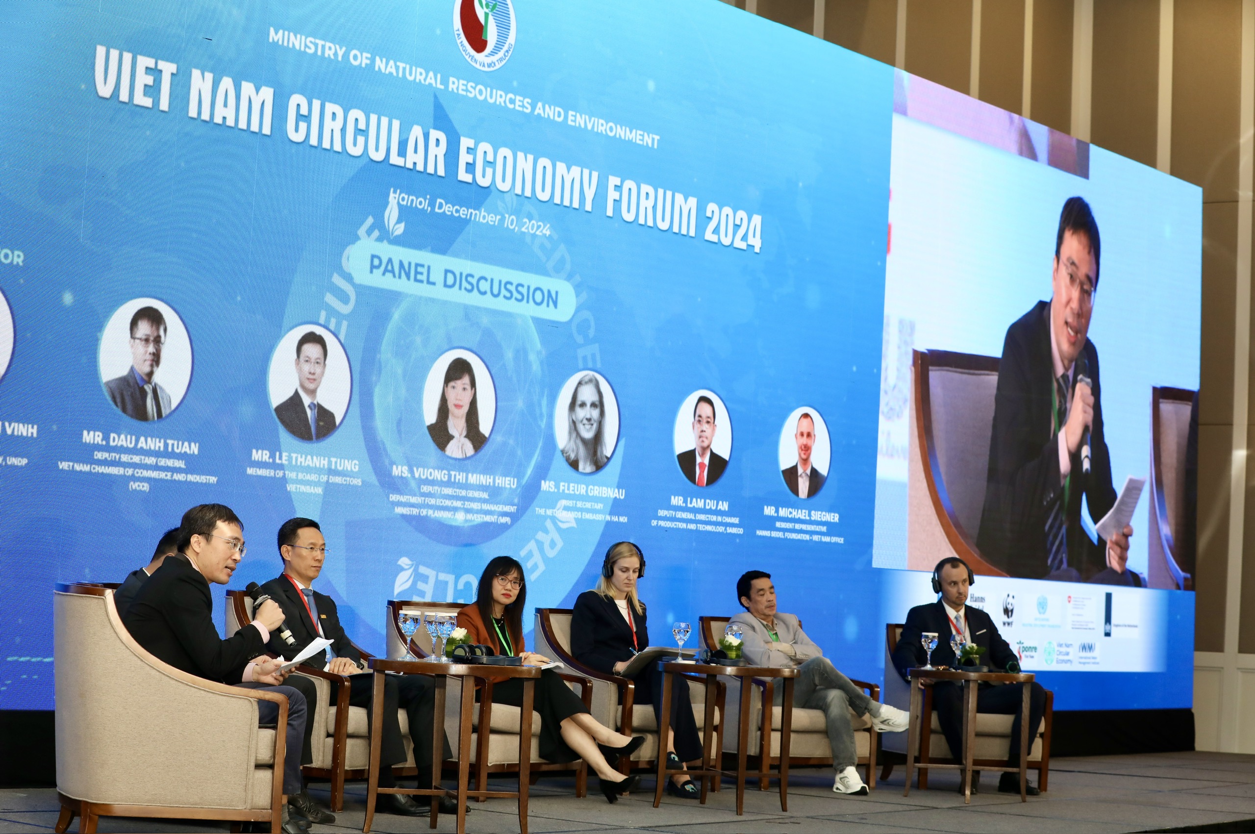 Các chuyên gia thảo luận tại Diễn đàn Kinh tế tuần hoàn Việt Nam lần thứ 3 (năm 2024) với chủ đề “Thúc đẩy nền kinh tế tuần hoàn tại Việt Nam - Từ Kế hoạch đến hành động” tổ chức vào ngày 10/12/2024. Ảnh: Việt Dũng.