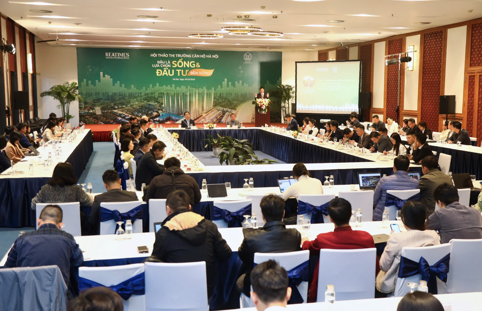 Toàn cảnh hội thảo do Tạp chí điện tử Bất động sản Việt Nam và Viện Nghiên cứu Bất động sản Việt Nam phối hợp tổ chức ngày 10/12