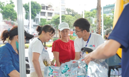 Người dân tham quan, mua sắm tại Công viên Khánh Hội quận 4 TP. Hồ Chí Minh, sáng 10/12.