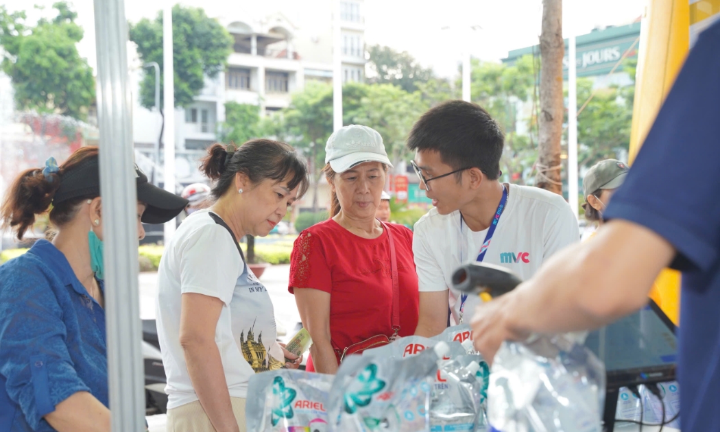 Người dân tham quan, mua sắm tại Công viên Khánh Hội quận 4 TP. Hồ Chí Minh, sáng 10/12.