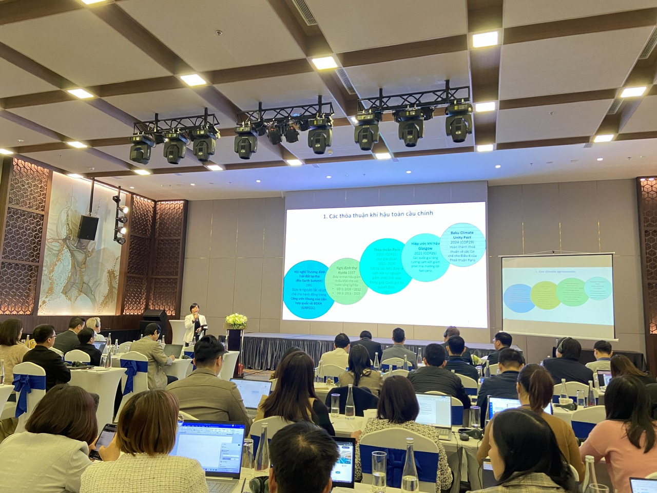 B&agrave; Đặng Hồng Hạnh, Đồng s&aacute;ng lập & Gi&aacute;m đốc điều h&agrave;nh VNEEC chia sẻ tại một kh&oacute;a đ&agrave;o tạo về ETS.