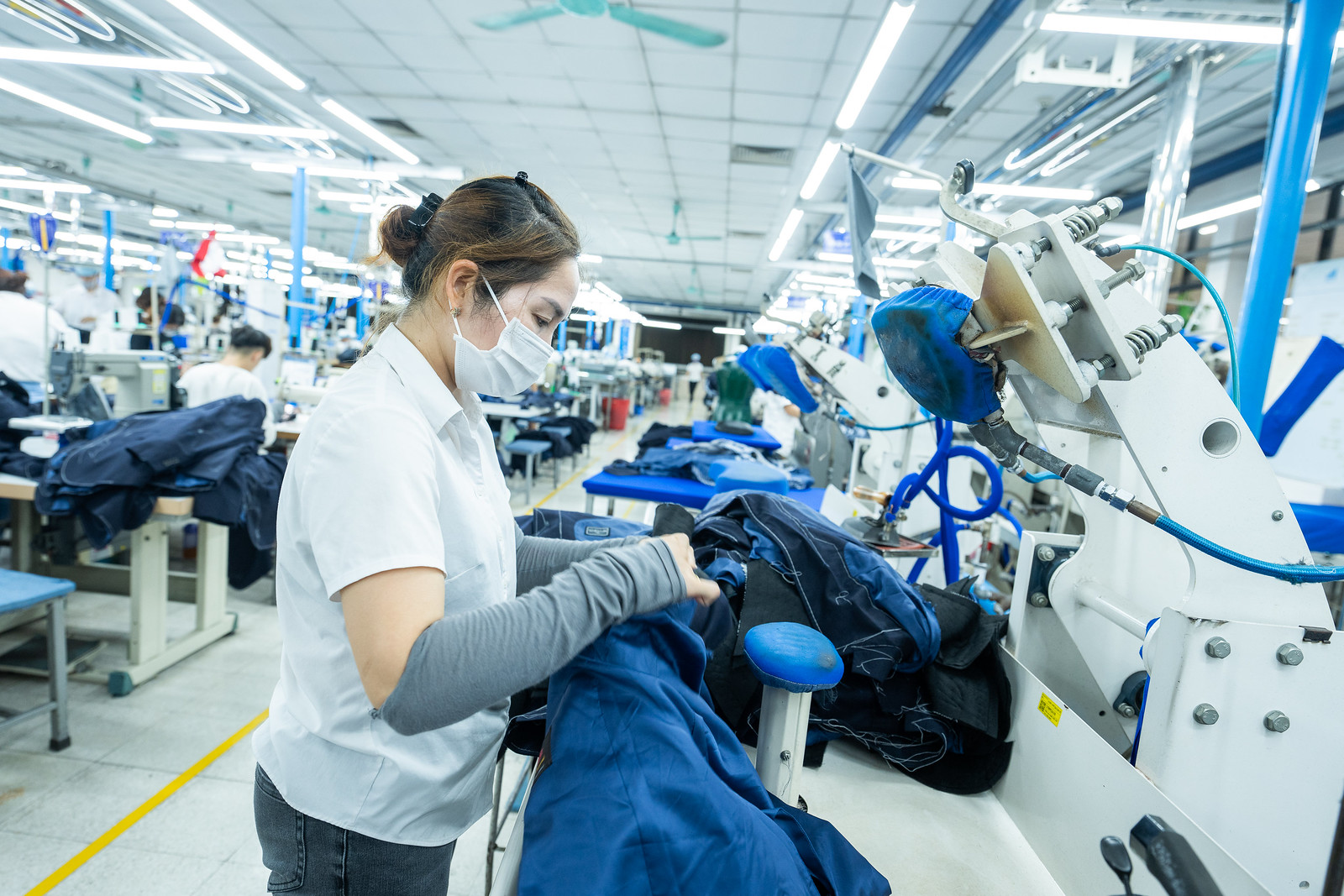 Lao động l&agrave;m việc trong nh&agrave; m&aacute;y. Ảnh: ILO.