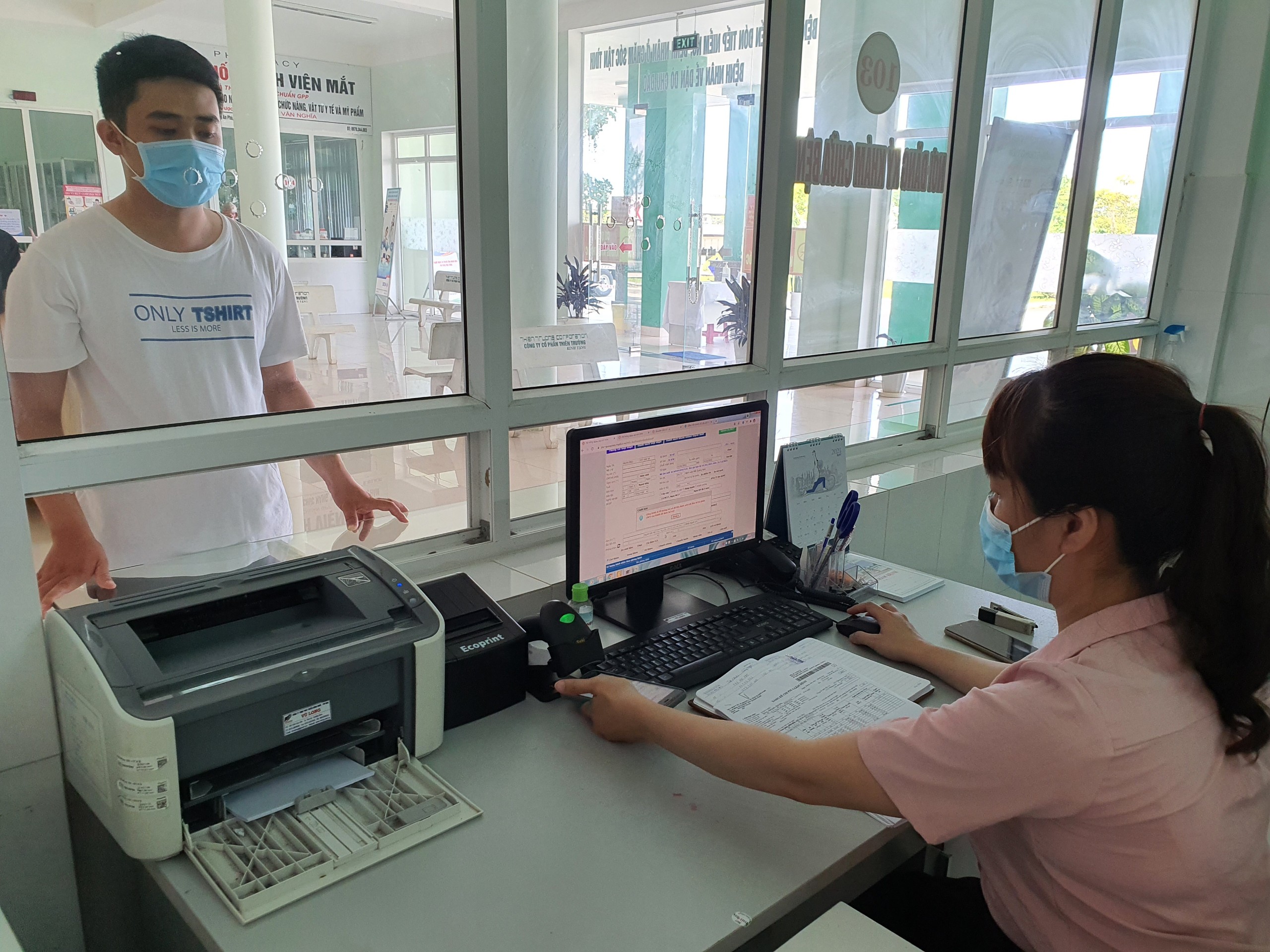 Đăng ký thủ tục khám chữa bệnh bảo hiểm y tế. Ảnh: Duy Nguyễn.