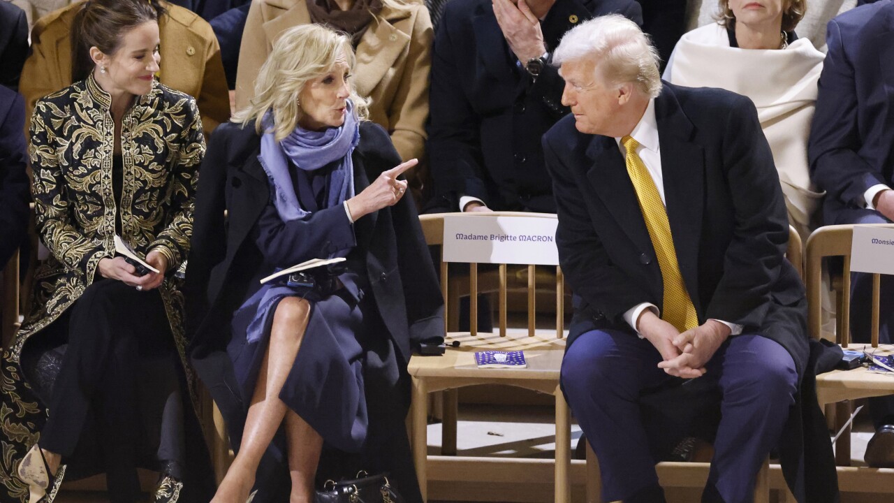 Khoảnh khắc chuyện trò của ông Trump và Đệ nhất phu nhân Jill Biden sau đó đã được ông dùng để quảng cáo cho sản phẩm mới.