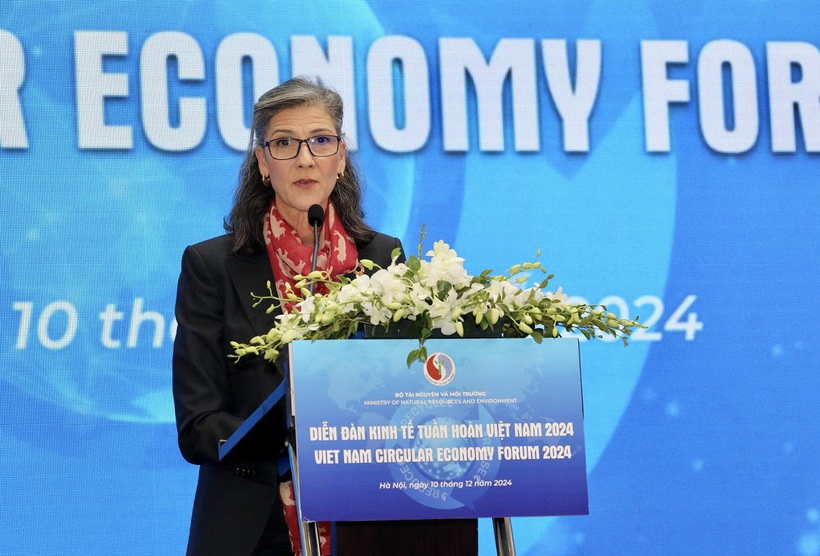 Bà Ramla Khalidi, Đại diện thường trú, Chương trình Phát triển Liên hợp quốc (UNDP) tại Việt Nam phát biểu tại Diễn đàn Kinh tế tuần hoàn Việt Nam 2024. Ảnh: Việt Dũng.