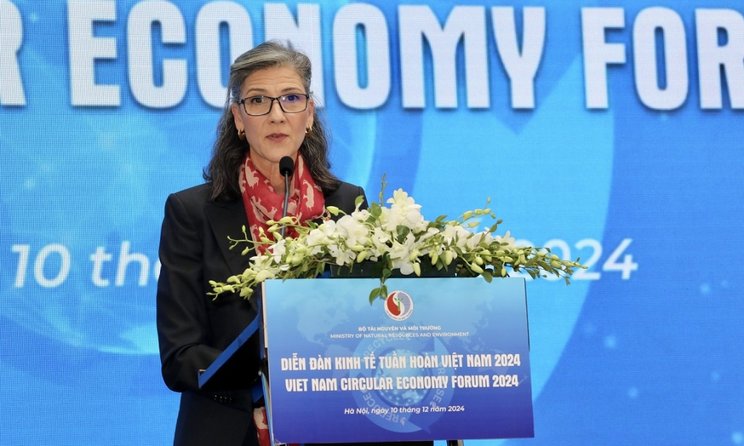 Bà Ramla Khalidi, Đại diện thường trú, Chương trình Phát triển Liên hợp quốc (UNDP) tại Việt Nam phát biểu tại Diễn đàn Kinh tế tuần hoàn Việt Nam 2024. Ảnh: Việt Dũng.