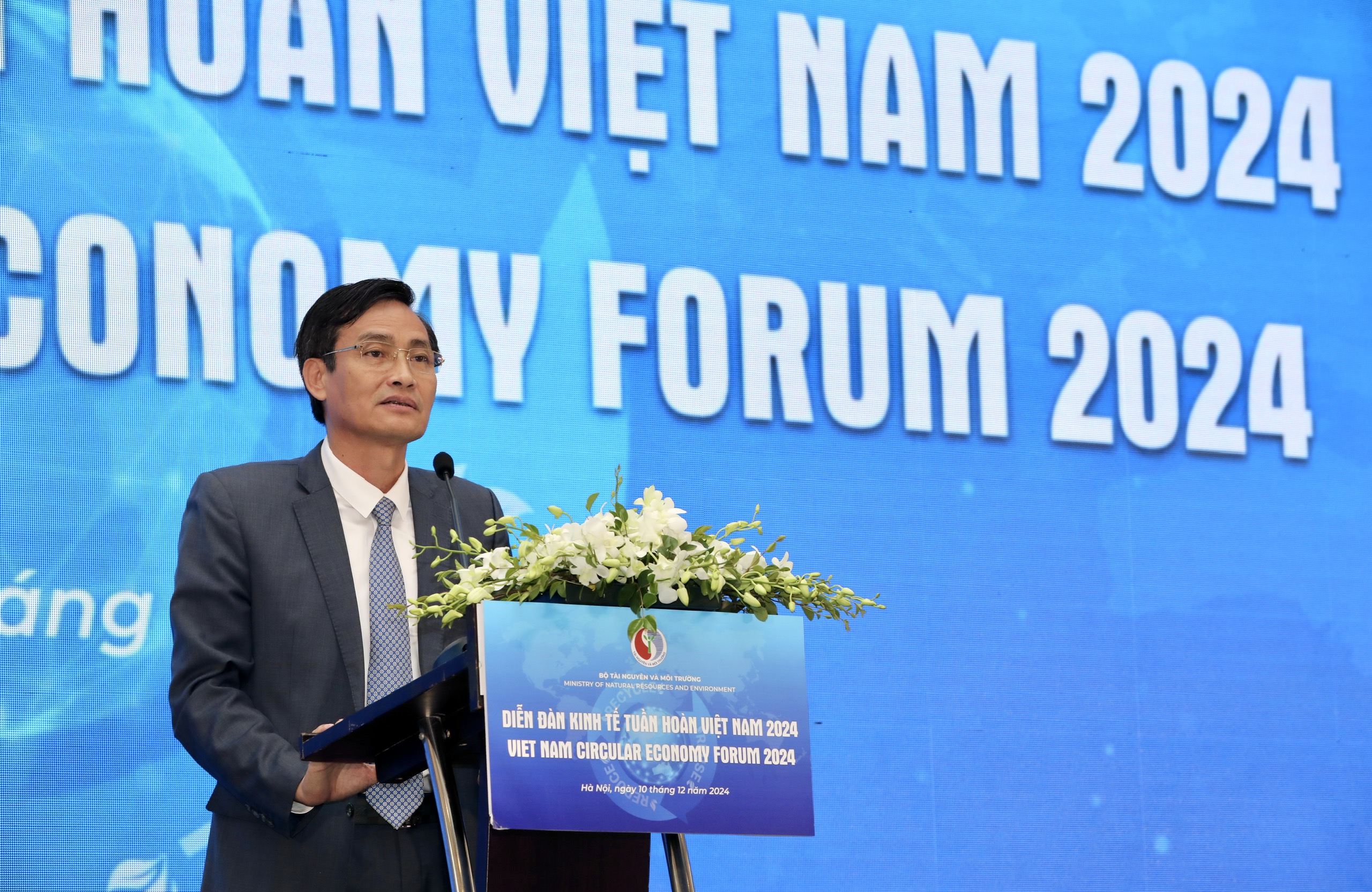 Theo ông Trần Quý Kiên, Thứ trưởng Bộ Tài nguyên và Môi trường, nhấn mạnh việc thực hiện kinh tế tuần hoàn, Nhà nước đóng vai trò kiến tạo các nguồn lực như tài chính, nghiên cứu, phát triển ứng dụng, chuyển giao công nghệ và sản xuất thiết bị, đào tạo nguồn lực, cung cấp nền tảng thông tin, dữ liệu về kinh tế tuần hoàn cho các doanh nghiệp trong nước... 