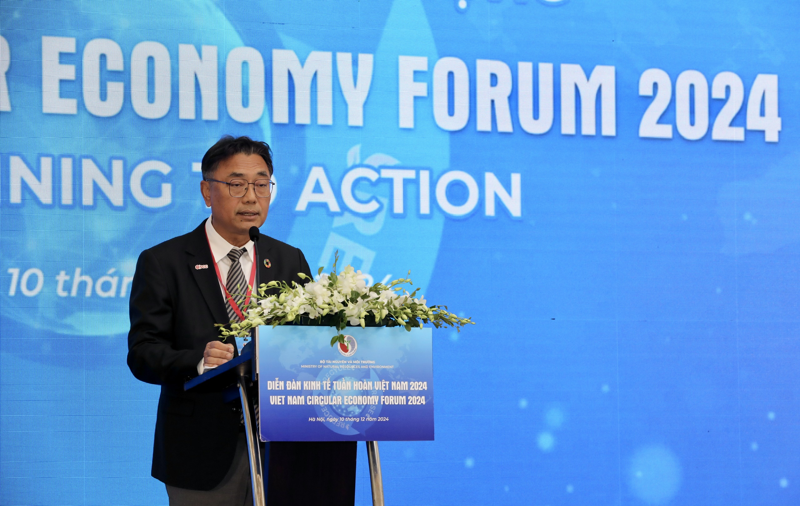 Ông Chana Poomee, Giám đốc cấp cao- Phát triển bền vững, Tập đoàn SCG, chia sẻ SCG không đơn thuần giảm lượng khí thải mà doanh nghiệp đang nỗ lực chuyển đổi sản xuất, tiêu thụ và tái chế để vừa giảm lượng khí thải carbon ra môi trường vừa khôi phục các hệ sinh thái. Ví dụ như giải pháp Polymer Xanh có thể chuyển đổi rác thải nhựa thành vật liệu khác nhau có thể tái chế, tái sử dụng...