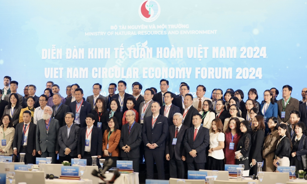 Các đại biểu tham dự Diễn đàn Kinh tế tuần hoàn Việt Nam năm 2024 chụp ảnh lưu niệm