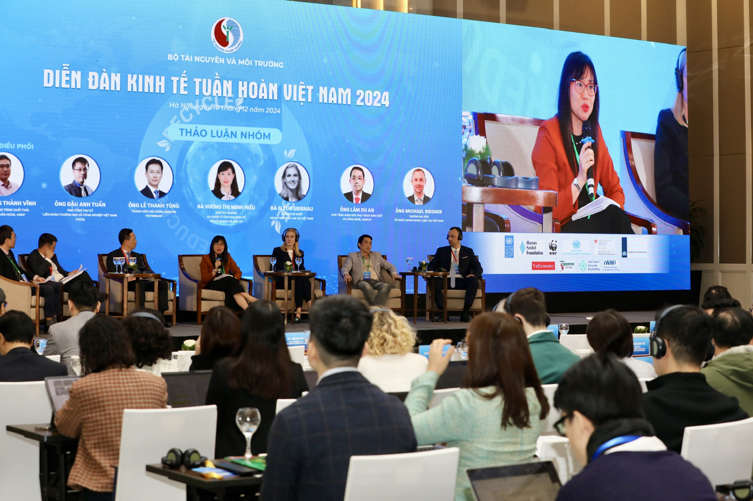 Theo PGS, TS. Nguyễn Đình Thọ, Viện trưởng Viện Chiến lược, Chính sách Tài nguyên và Môi trường, hiện nay các chiến lược hiện tại về chuyển đổi sang năng lượng tái tạo và cải thiện hiệu quả năng lượng chỉ giải quyết được 55% lượng khí thải toàn cầu. Kinh tế tuần hoàn mang lại giải pháp bổ sung giúp giải quyết 45% lượng khí thải còn lại. Điều này đặc biệt quan trọng khi các lĩnh vực vật liệu chiếm phần lớn lượng phát thải như xi măng, nhựa, thép, nhôm và thực phẩm...