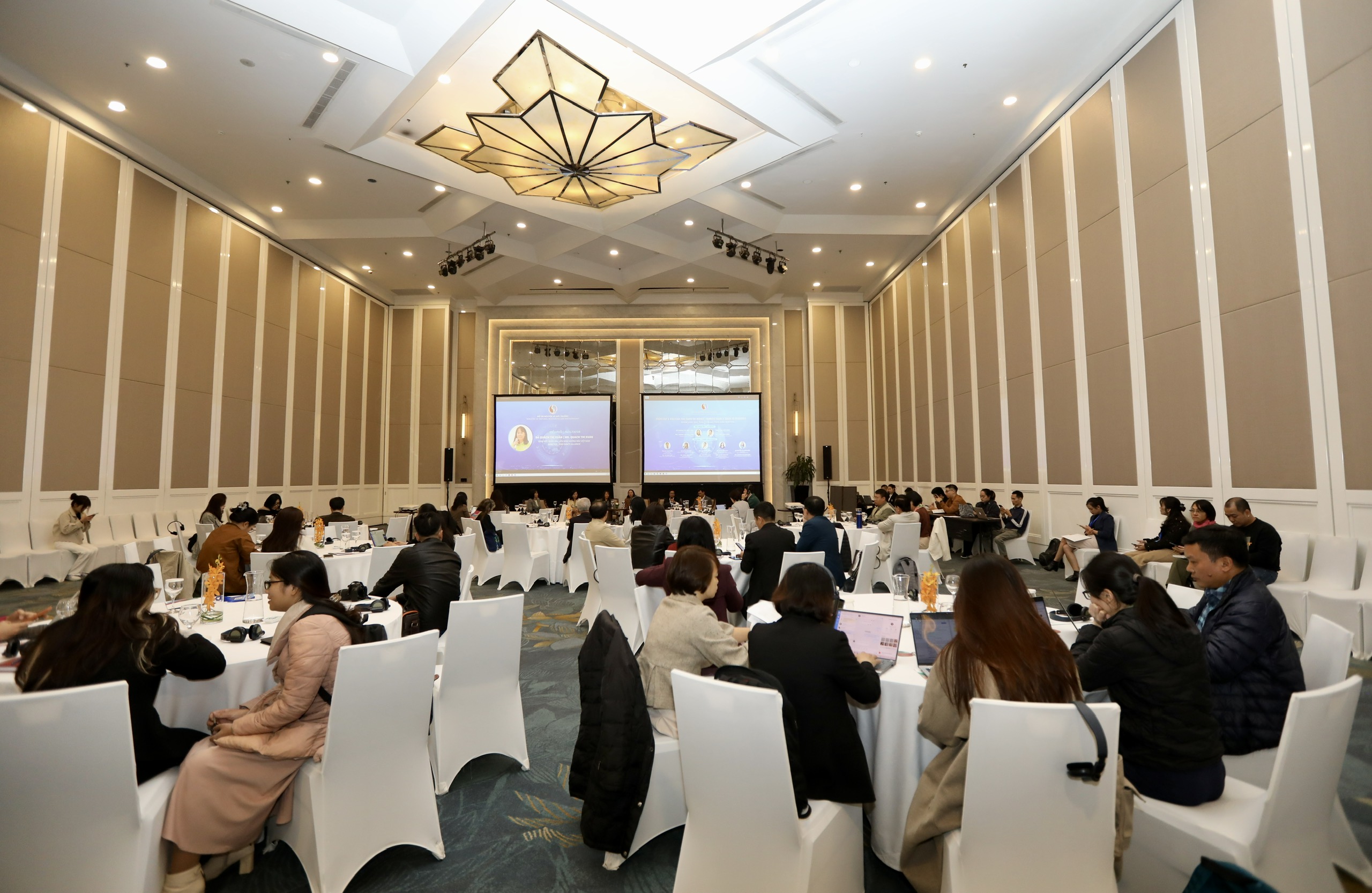 Trong buổi chiều, diễn đàn tiếp tục được chia thành 3 phiên chuyên đề tập trung vào các nội dung: (i) Thiết kế theo hướng kinh tế tuần hoàn (vật liệu thay thế); (ii) Sản xuất và tiêu dùng bền vững (tái sử dụng, tái nạp, dịch vụ, công cụ số, thị trường...) và (iii) Biến chất thải thành tài nguyên (phân loại và tái chế)...