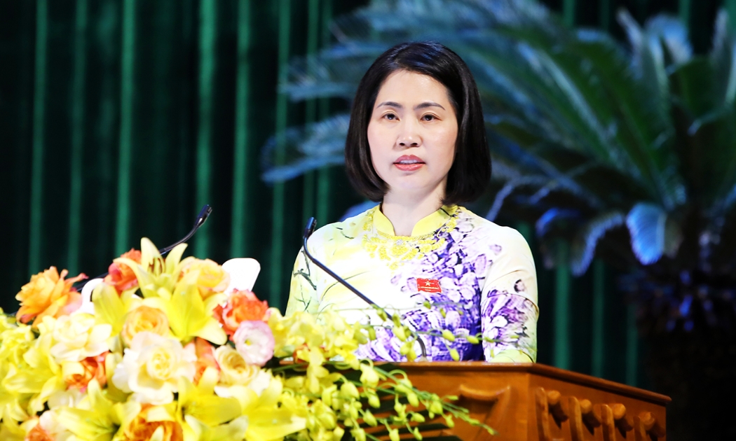 Bà Bùi Thị Thu Thủy, Giám đốc Sở Kế hoạch đầu tư Bắc Giang trả lời chất vấn tại phiên họp sáng ngày 11/12