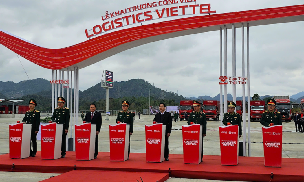 Các đại biểu nhấn nút khai trương Công viên Logistics Viettel tại Lạng Sơn ngày 11/12.