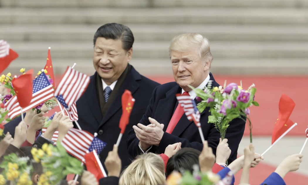 Chủ tịch Trung Quốc Tập Cận Bình (trái) và Tổng thống Mỹ Donald Trump trong một cuộc gặp vào nhiệm kỳ cầm quyền đầu tiên của ông Trump - Ảnh: Bloomberg.