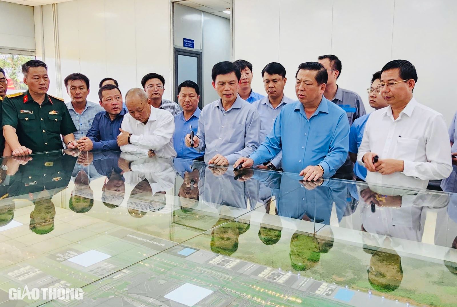 Bộ trưởng Trần Hồng Minh (đứng giữa) cùng đoàn công tác nghe báo cáo tiến độ dự án thành phần 3 - nhà ga sân bay Long Thành. Ảnh: Báo Giao thông