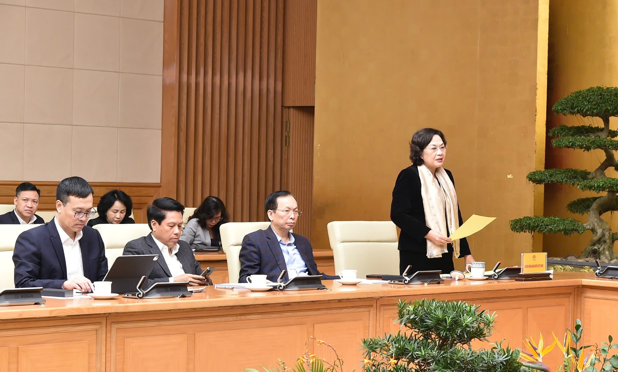 Thống đốc Ngân hàng Nhà nước Việt Nam Nguyễn Thị Hồng phát biểu tại cuộc họp của Phó Thủ tướng Hồ Đức Phớc với Ngân hàng Nhà nước Việt Nam về phương án sắp xếp, tinh gọn bộ máy. Ảnh: VGP.