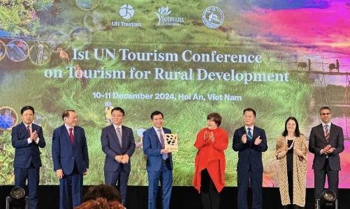 Trao chứng nhận “Làng du lịch tốt nhất năm 2024” cho Làng rau Trà Quế