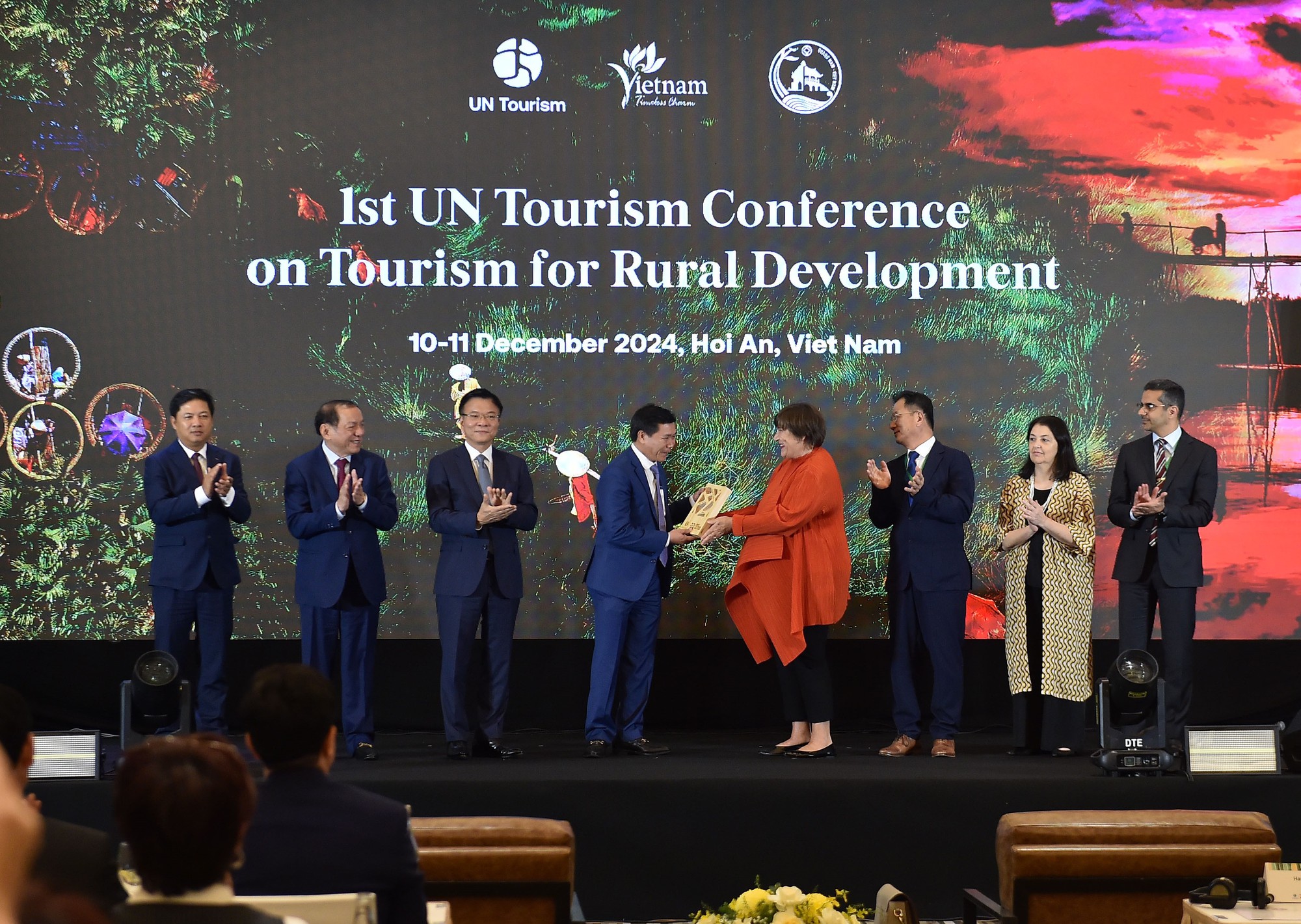Phó Thủ tướng chứng kiến Phó Tổng Thư ký UN Tourism trao giải thưởng Làng Du lịch tốt nhất của UN Tourism cho làng rau Trà Quế. Ảnh: VGP/Đức Tuân.