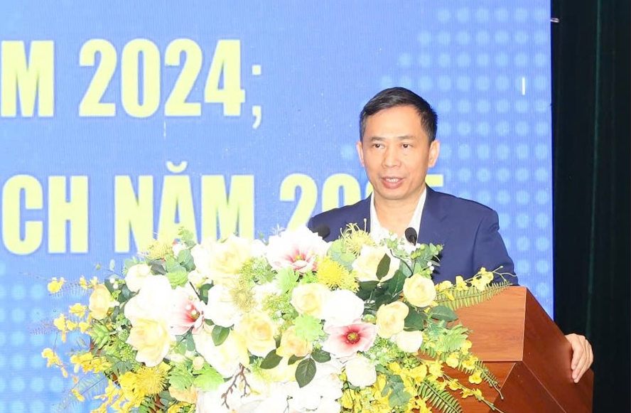 Ông Lê Văn Tú, Chủ tịch UBND thành phố Sầm Sơn phát biểu tại hội nghị