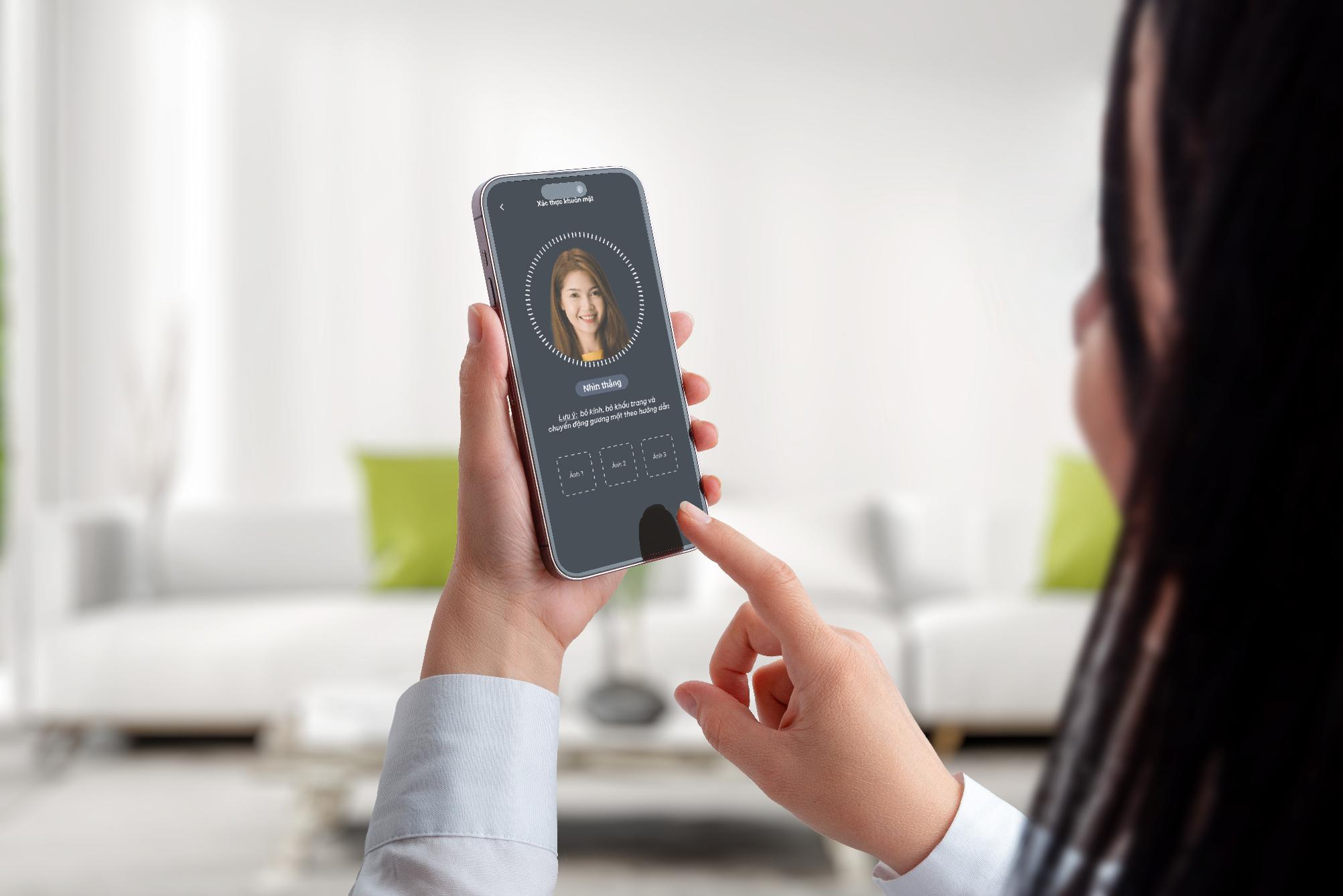 Khách hàng có thể cập nhật, đối chiếu khớp đúng thông tin sinh trắc học trên ứng dụng SHB Mobile/SHB SAHA hoặc tại các quầy giao dịch trên toàn quốc.