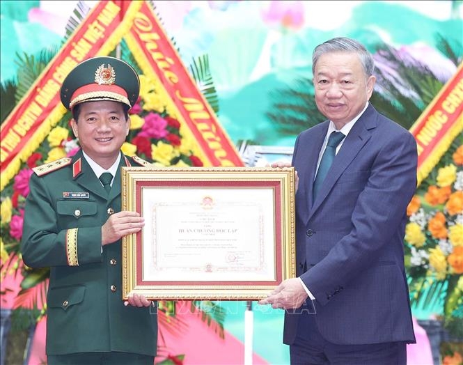 Tổng B&iacute; thư T&ocirc; L&acirc;m trao tặng Hu&acirc;n chương Độc lập hạng Nhất cho Tổng cục Ch&iacute;nh trị Qu&acirc;n đội nh&acirc;n d&acirc;n Việt Nam. Ảnh: TTXVN