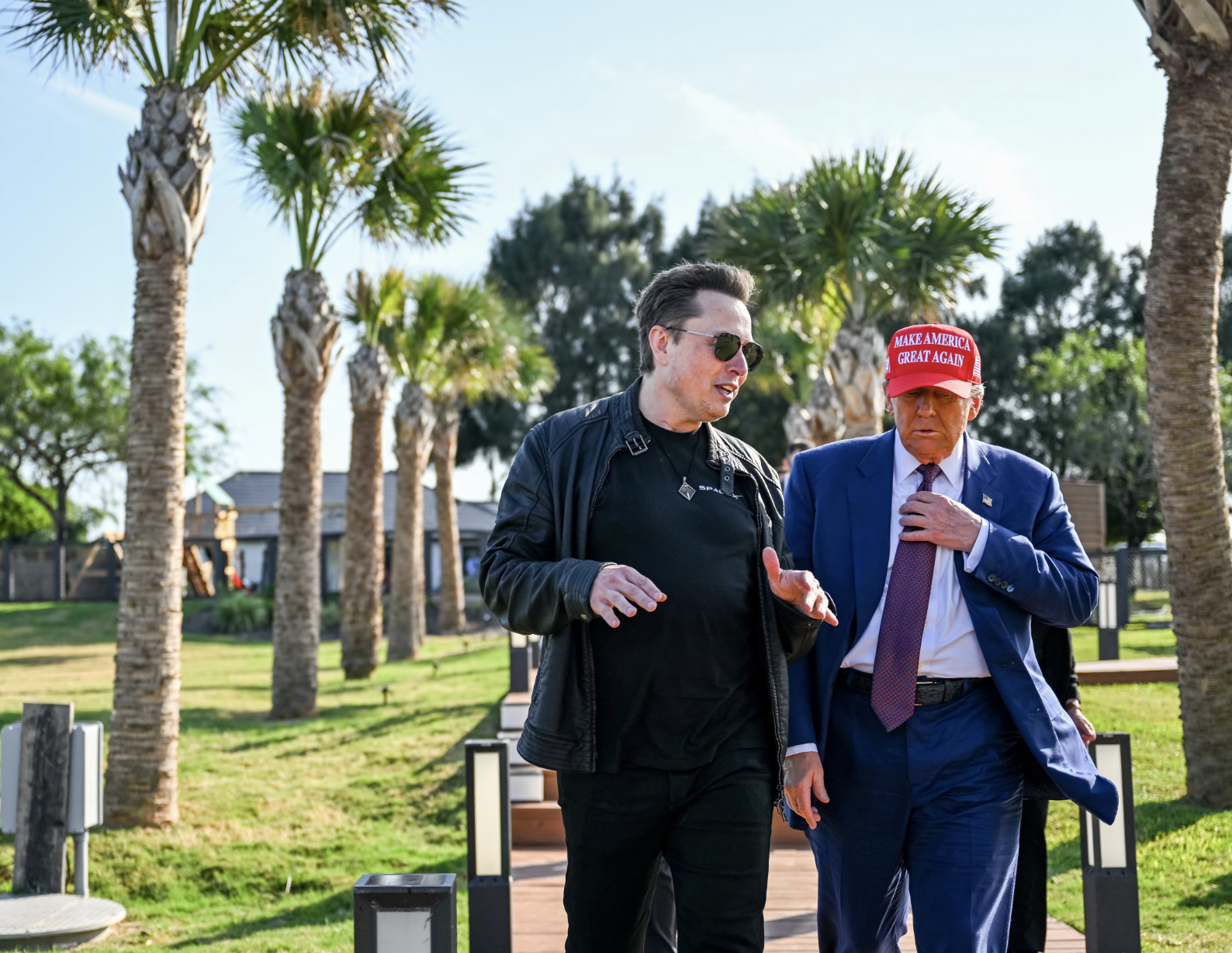 Ông Elon Musk, người giàu nhất thế giới, đã thiết lập được mối quan hệ gần gũi với Tổng thống đắc cử Donald Trump - Ảnh: Reuters.