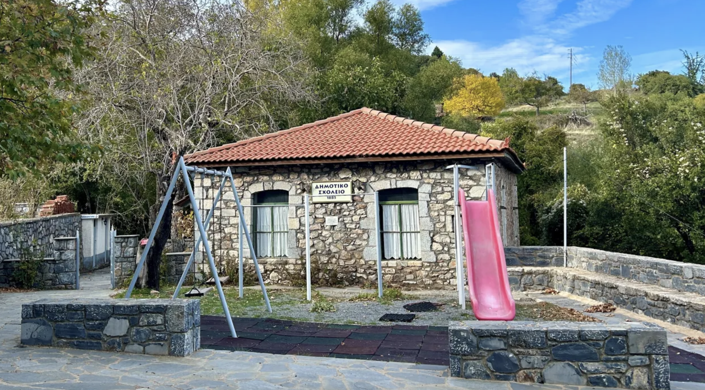 Một ngôi trường có từ năm 1885 ở làng Lasta của Hy Lạp đã đóng cửa vì không còn học sinh theo học - Ảnh: CNBC.