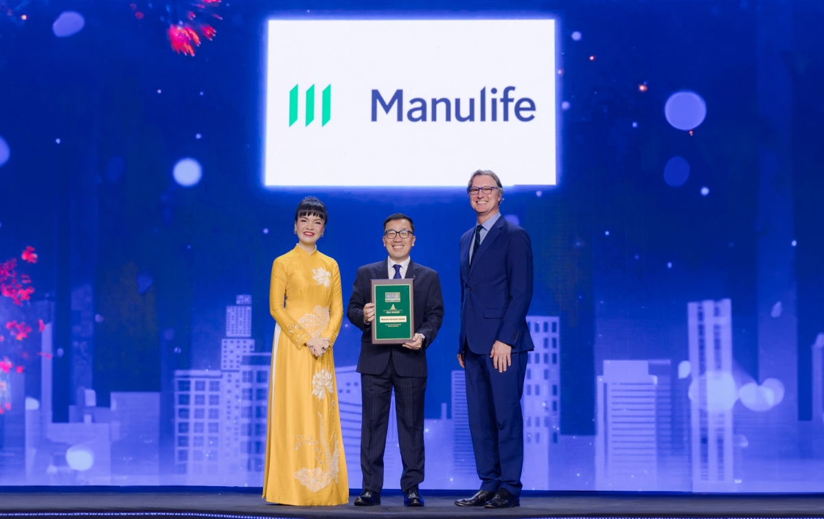 Ông Tôn Thất Anh Vũ, Phó Tổng giám đốc Khối Nhân sự Manulife Việt Nam nhận giải thưởng “Nơi làm việc tốt nhất Việt Nam 2024” từ đại diện Anphabe. Ảnh: Hải Như.