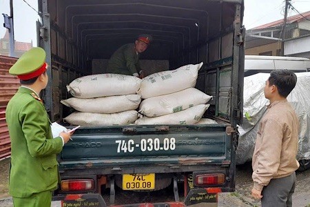 Lực lượng chức năng tỉnh Quảng Trị ph&aacute;t hiện nhiều vụ vận chuyển, t&agrave;ng trữ h&agrave;ng h&oacute;a nhập lậu dịp cuối năm