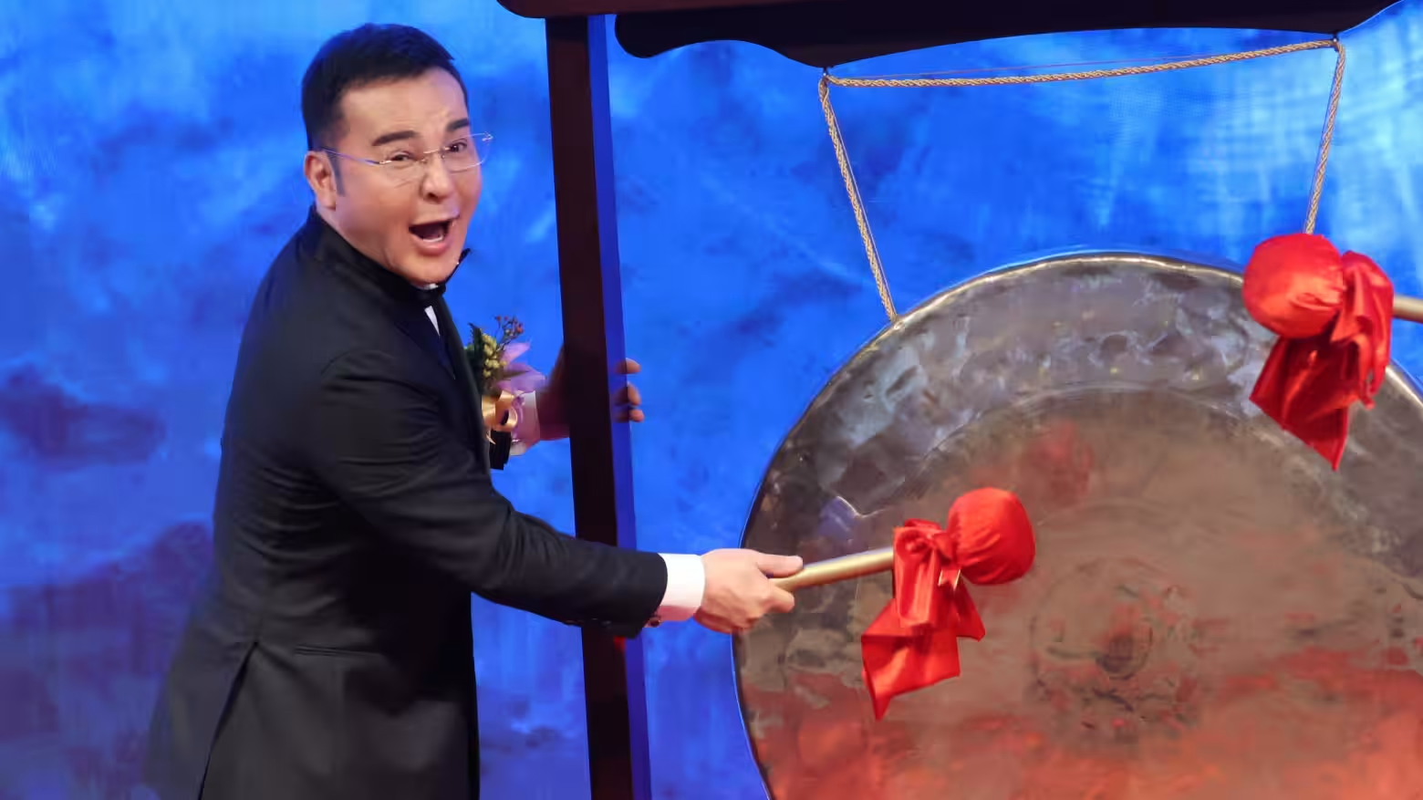 &Ocirc;ng Mao Qua B&igrave;nh, người s&aacute;ng lập v&agrave; chủ tịch Mao Geping Cosmetics, xuất hiện tại buổi lễ ni&ecirc;m yết tại Hồng K&ocirc;ng v&agrave;o ng&agrave;y 10/12.&nbsp;