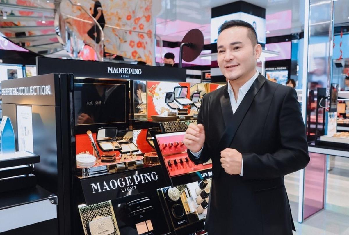 Công ty đã mạnh dạn đầu tư vào thương mại điện tử đồng thời duy trì hiện diện tại hơn 300 quầy hàng trong các trung tâm thương mại.