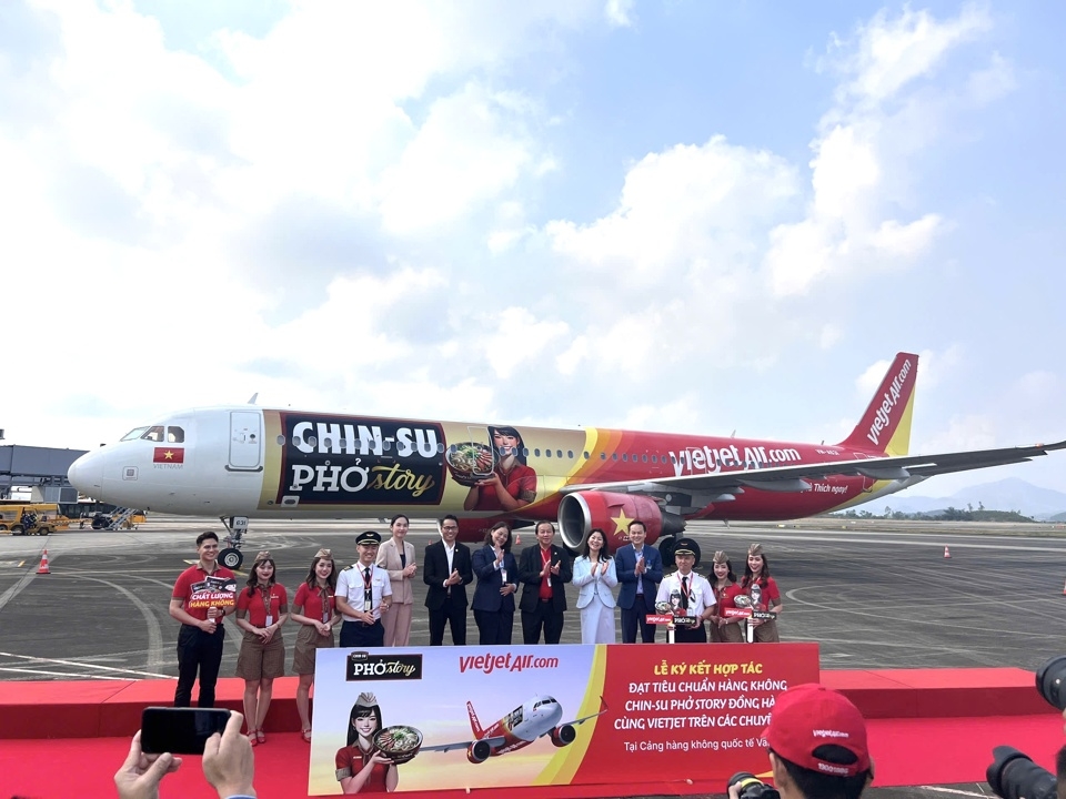 Masan Consumer v&agrave; Vietjet hợp t&aacute;c đưa CHIN-SU Phở Story ra thế giới.
