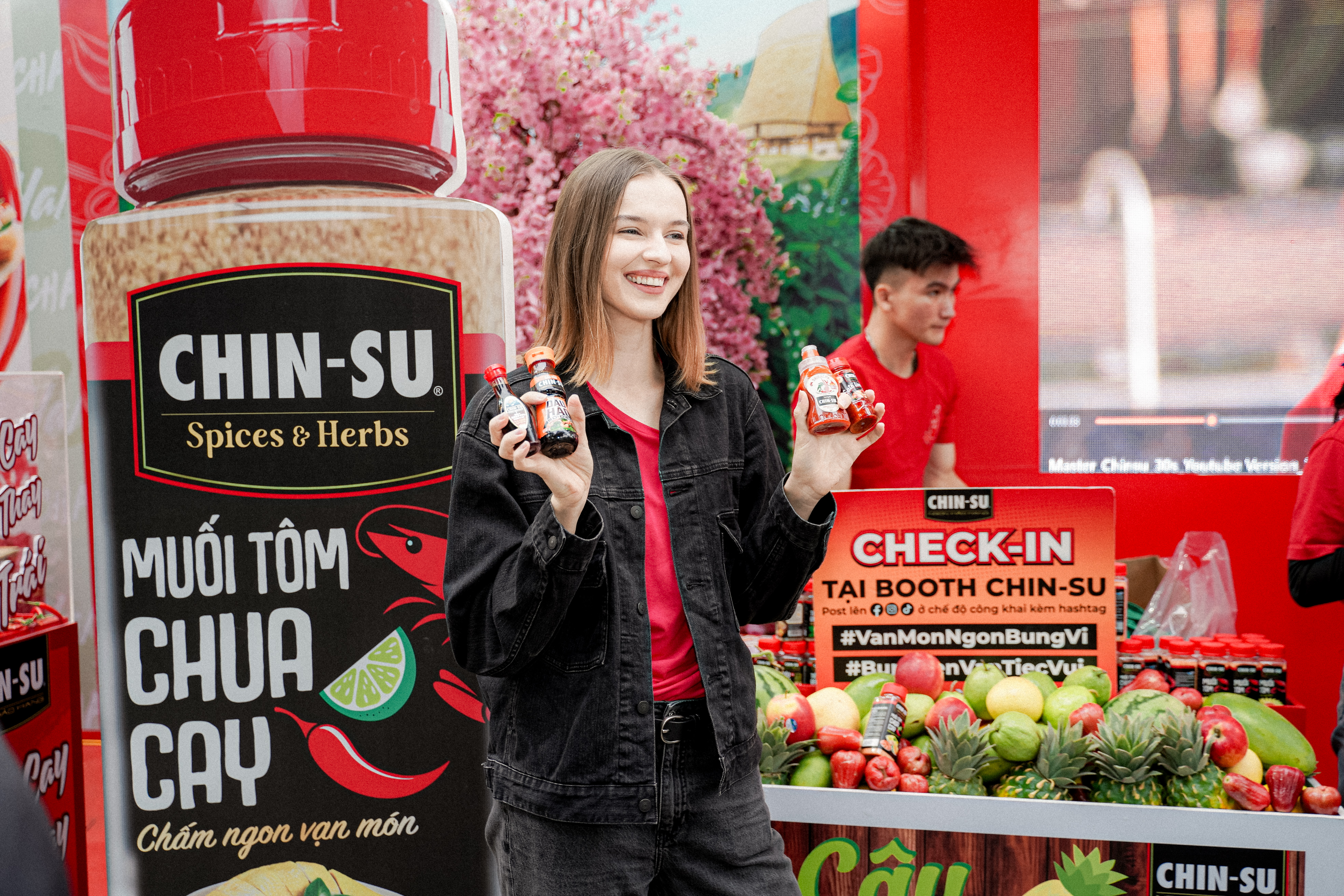 Những vị kh&aacute;ch nước ngo&agrave;i d&agrave;nh nhiều lời khen ngợi cho bộ gia vị của Chin-su.