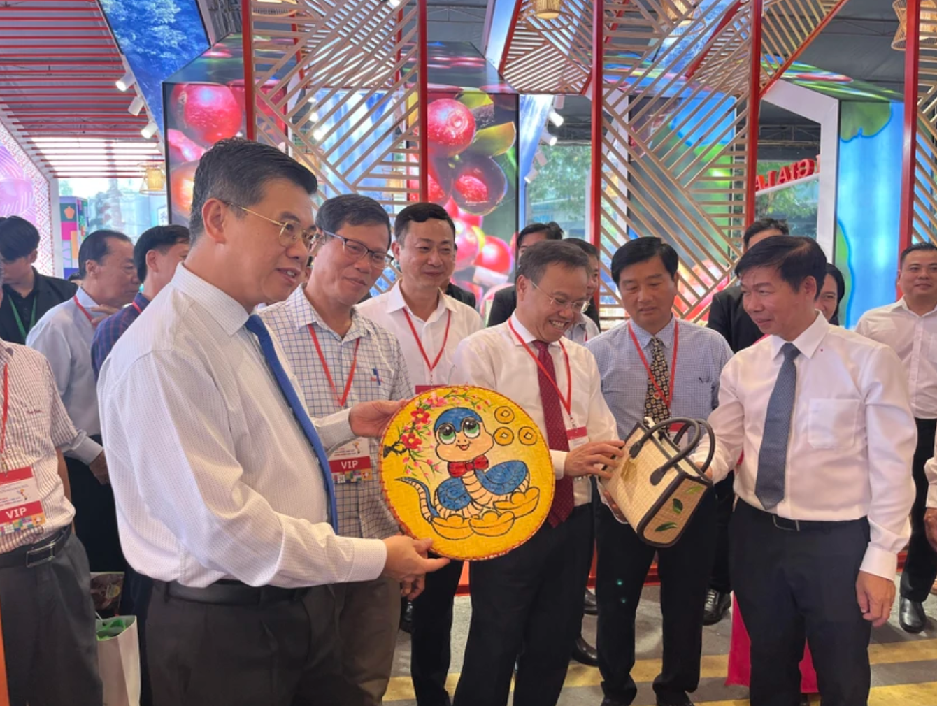 Ông Nguyễn Văn Dũng (ngoài cùng bên trái), Phó Chủ tịch UBND TP.HCM tại lễ khai mạc "Tinh hoa làng nghề và đặc sản vùng miền 2024".