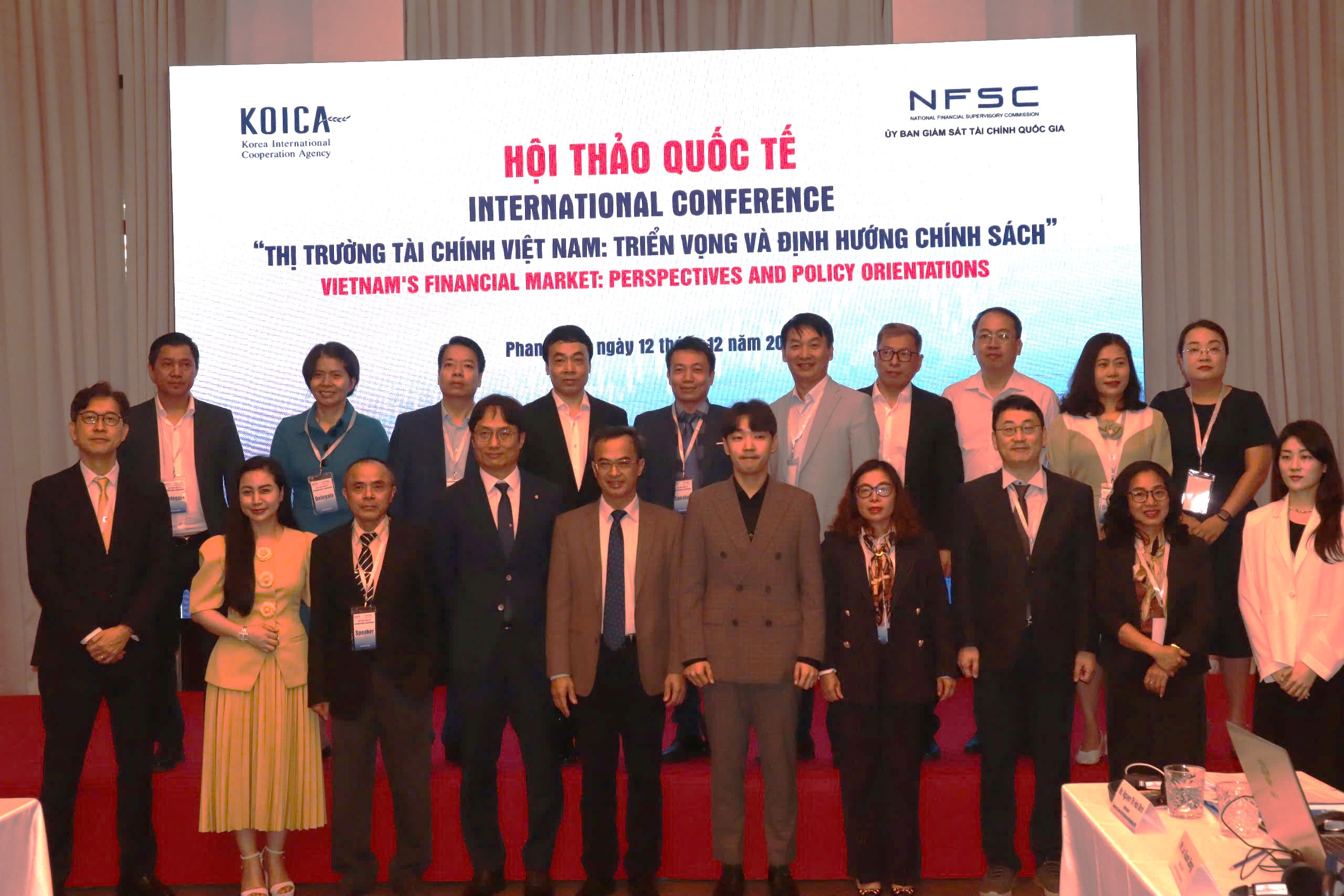 C&aacute;c đại biểu trong v&agrave; ngo&agrave;i nước chụp ảnh tại tọa đ&agrave;m.